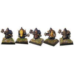 Dwarfes with maces and war hammers
